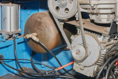 Lastik Değiştirici Makinesinde Elektronik Motor, Makara ve Pnömatik Sistemin Hava Tankı