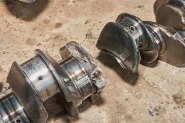 Beton zeminde motor yağı lekeli krank mili çatlamış.