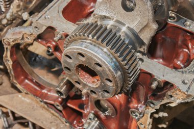 Otomobil Motoru veya Otomatik Motor Önündeki Crankshaft Vites Yüksek Açı Görünümü