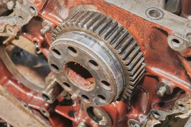 Otomobil Motoru veya Otomatik Motor Önündeki Crankshaft Vites Yüksek Açı Büyütme Görünümü