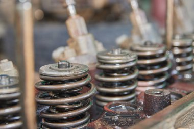 Silindir Motor Başında Sol Çerçeve Giriş Valfi ve Yakıt Enjektörü