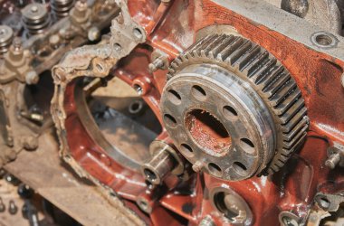 Sağ Çerçeve Yüksek Açı Görünümü Kamyon Otomobili veya Otomatik Motor Önünde Crankshaft DişlisiName
