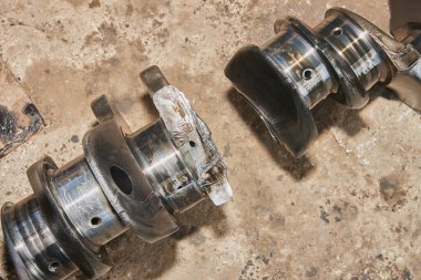 Beton Döşemede Motor yağı lekeli Üst Görünüm Kırık Krank mili