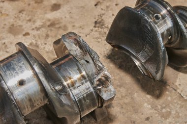 Görüntüyü yakınlaştır Beton Döşemede Motor yağı lekesi olan Kırık Krank mili