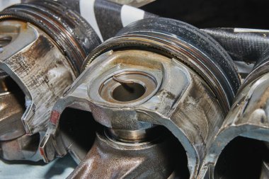 Eski Alüminyum Silindir ya da Piston ve Araç Motorunun Bağlama Çubuğunu Büyüt