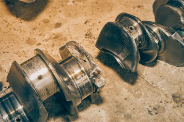 Vintage Tone 'da Beton Döşemede Motor Yağı Lekeli Kırık Krank mili