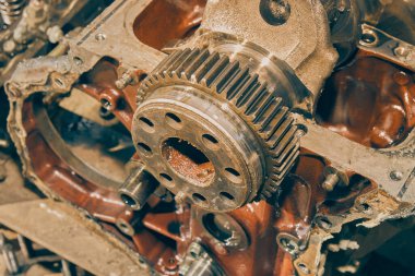 Araba Motorunun Önündeki Crankshaft Dişlisinin Yüksek Açı Görünümü ya da Eski Ton Otomatik Motoru