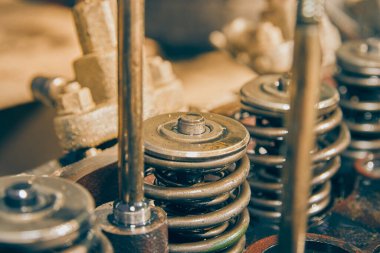 Giriş ve egzoz vanası ve motor yağı ve araba motorunun enjektörü Vintage Tone 'da