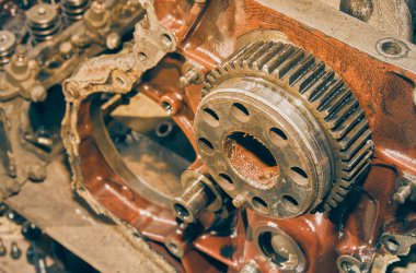 Sağ Çerçeve Yüksek Açı Görünümü: Kamyon Araç Motoru Önünde Crankshaft DişlisiName