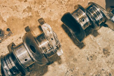 Motor yağı lekeli Üst Görünüm Kırık Krank mili Eski Ton 'da Beton Motor zemininde