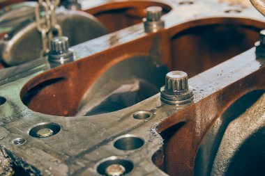 Geniş Görünüm Sağ Çerçeve Silindir Engelleyici Bolt ve Crankshaft ve Vintage Ton Motor Yağı Lekesi