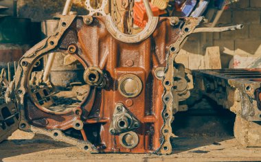 Ön Görüntüyü Büyüt Kamyon Motor ve Motor Yağ Lekesi Ton Tonu 'nun Silindir Bloğunu Görüntüle