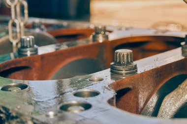 Görünümü Büyüt Sağ Çerçeve Silindiri Engelleme Bolt ve Crankshaft ve Eski Ton Motor Yağı Lekesi