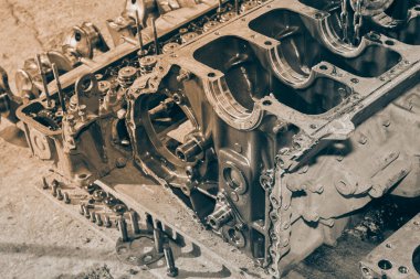 Siyah ve Beyaz Silindir Bloğu ve Silindir Başı ve Crankshaft ve Bolt Beton Döşemede