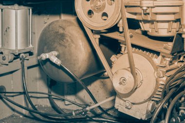 Lastik Değiştirici Makinesinde Siyah ve Beyaz Elektrikli Motor ve Makara ve Pnömatik Sistemin Hava Tankı