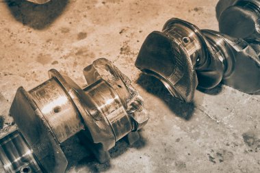 Beton Döşemede Motor yağı lekeli Siyah ve Beyaz Kırık Krank mili