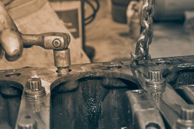 Kırıcı Çubuğundan Siyah ve Beyaz Ön Görünüm Otomobil Tamircisi veya Araba Tamircisi Sıkı Silindir Engelleme Sürgüsü