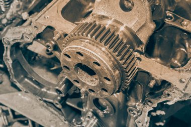 Araba Motoru veya Otomobil Motorunun Önündeki Crankshaft Dişlisinin Siyah ve Beyaz Yüksek Açılı Görünümü