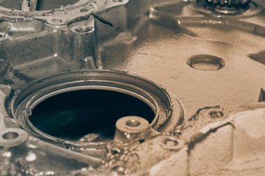 Crankshaft Kapağında Siyah ve Beyaz Çerçeve Görüntüsü Crankshaft Mührü ve Motor Yağı Lekesi