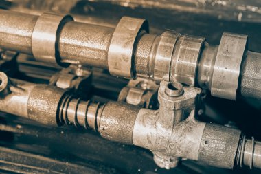 Siyah ve Beyaz Üstten Camshaft ve Rocker Arm and Spring of Car Engine