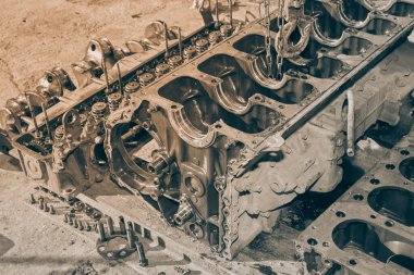 Siyah ve Beyaz Taraflı Görünüm Silindir Bloğu ve Silindir Kamyon Motor ve Motor Yağı Lekesi Başkanı