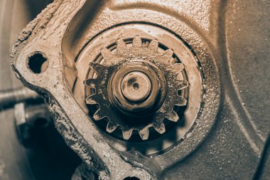 Merkez Çerçeve Siyah ve Beyaz Küçük Fındık ve Şanzıman Kamyon Motoru Kapağı