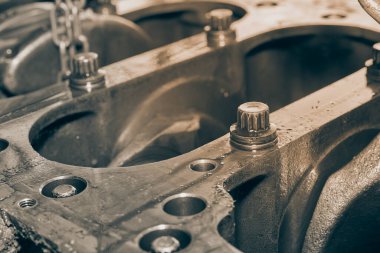 Siyah ve Beyaz Geniş Görünüm Sağ Çerçeve Silindiri Kilidi ve Crankshaft ve Motor Yağı Lekesi