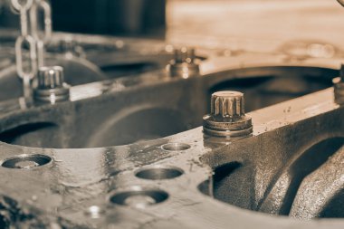 Görüntüyü Büyüt Sağ Çerçeve Siyah ve Beyaz Silindir Blok Bolt ve Crankshaft ve Motor Yağı Lekesi
