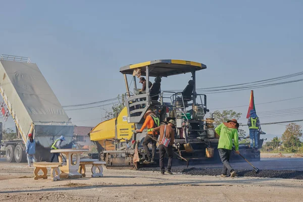 Phayao, Tayland - 27 Ocak 2021 Asphalth Yolu 'ndaki İşçi ve Asfalt Paver ve Kamyonun Arkası