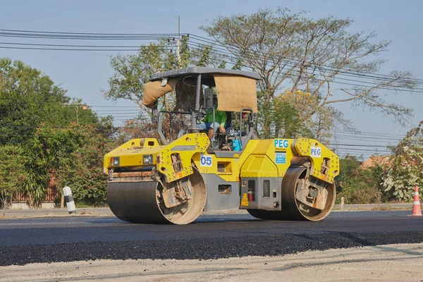 Phayao, Tayland - 27 Ocak 2021 Asphalt Yolu 'ndaki Front Left Worker and Road Roller