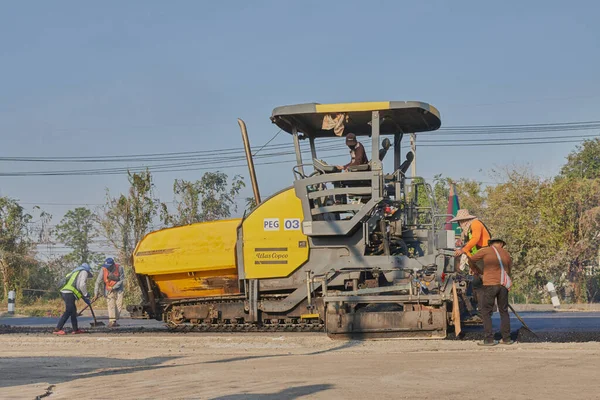 Phayao, Tayland - 27 Ocak 2021: Geniş Asphalt Paver ve Kamyon ve İşçi