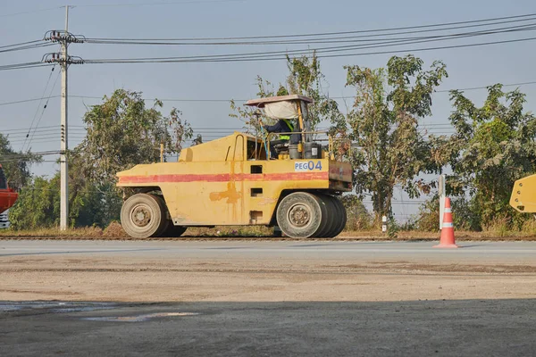 Phayao, Tayland - 27 Ocak 2021: İşçi ve Beş Tekerlekli Yol Roller Asphalt Yolu 'nda çalışıyor