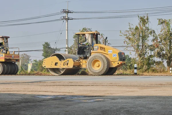Phayao, Tayland - 27 Ocak 2021: İşçi ve Tek Tekerlekli Yol Tekerlekli Paten Asphalt Yolu 'nda çalışıyor