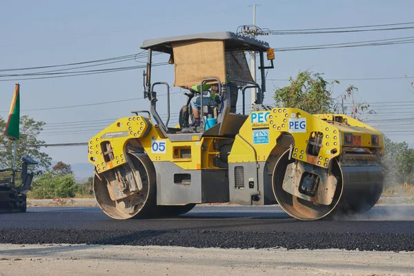 Phayao, Tayland - 27 Ocak 2021: Asfalt Yolu 'ndaki Zoom Back View Worker ve Road Roller