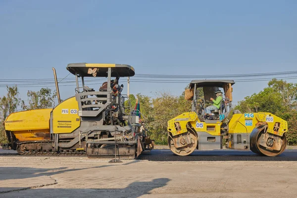 Phayao, Tayland - 27 Ocak 2021: Asfalt Yolu 'ndaki İşçi ve Asfalt Paver ve Yol Roller