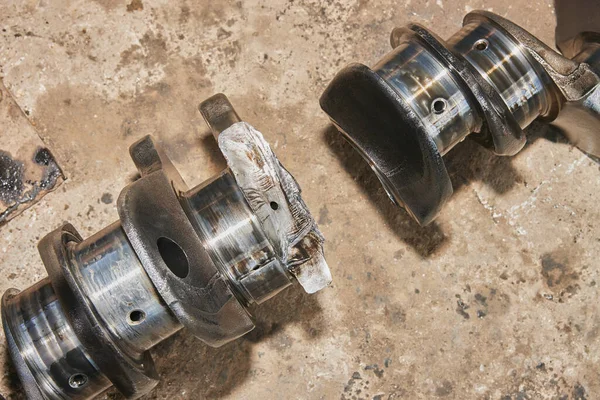 Beton Döşemede Motor yağı lekeli Üst Görünüm Kırık Krank mili