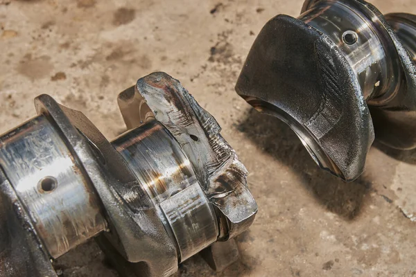 Görüntüyü yakınlaştır Beton Döşemede Motor yağı lekesi olan Kırık Krank mili