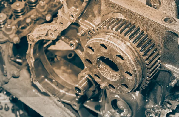 Siyah ve Beyaz Sağ Çerçeve Yüksek Açı Görünümü Kamyon Otomobili veya Otomobil Motorunun Önündeki Crankshaft DişlisiName