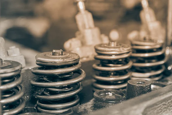 Silindir Motor Başında Siyah ve Beyaz Büyütme Görünümü Sol Çerçeve Giriş Valfi ve Yakıt Enjektörü