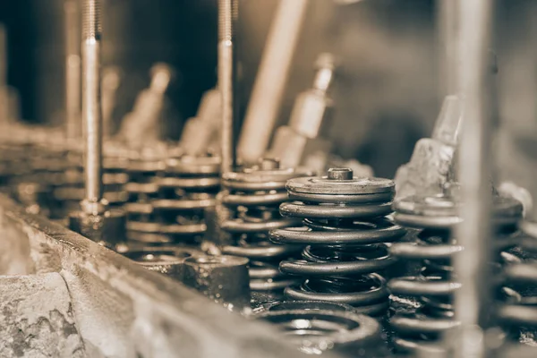 Sağ Çerçeve Siyah ve Beyaz egzoz vanası ve Yakıt Enjektörü Kamyon Motor Başı