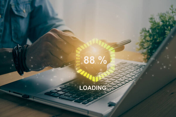 Случайный бизнесмен касаясь мобильного телефона или смартфона и желтый зеленый шестиугольный модуль загрузки и ноутбук компьютера. Поиск или загрузка концепции в винтажном тоне