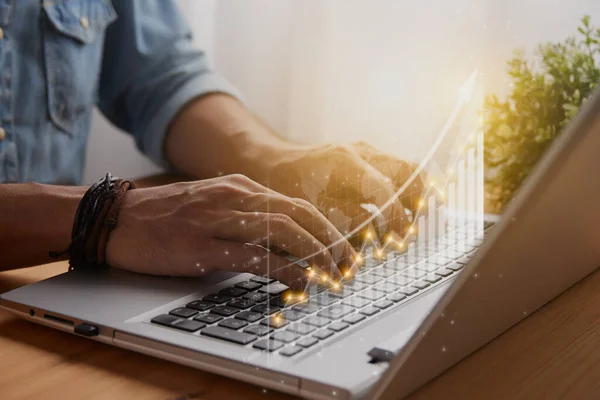 Casual Businessman Hand Använda Och Skriva Bärbar Dator Med Lager — Stockfoto