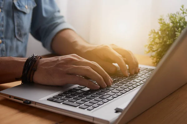 Casual Businessman Hand Använda Och Skriva Bärbar Dator Trä Bord — Stockfoto