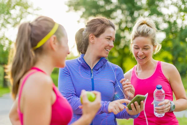Friendship and fitness in the parc — Stock Photo, Image