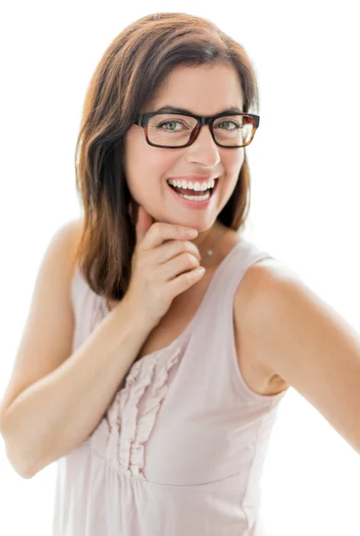 Уверенная женщина в стильных очках — стоковое фото