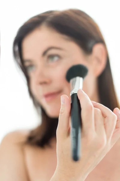 Vrouw in haar veertig toepassing van make-up — Stockfoto