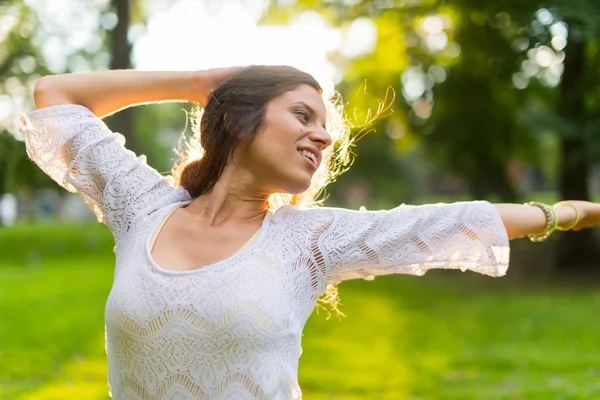 Femme sentiment de liberté au coucher du soleil — Photo