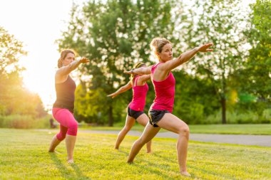 doğada yoga yaparken 3 kadın grubu
