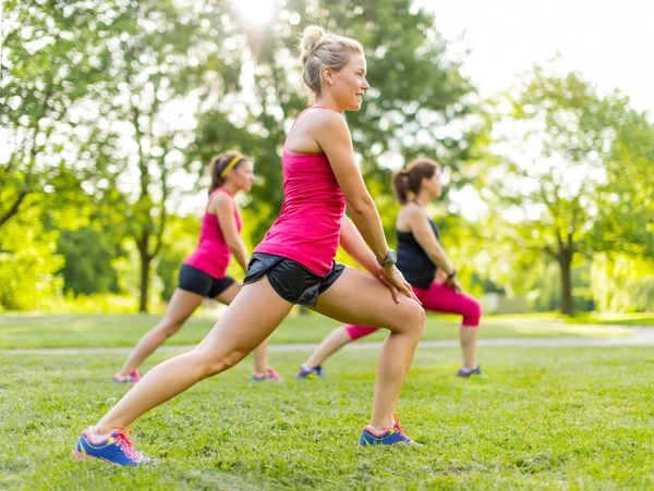 Jogging entrenador streching con los clientes — Foto de Stock