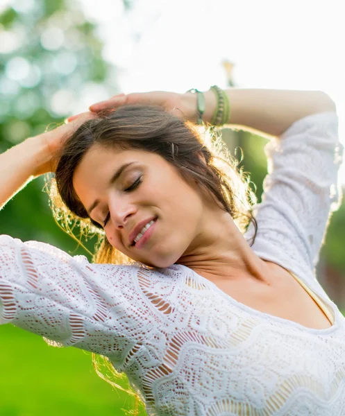 Chica multiétnica disfrutando del calor de una puesta de sol —  Fotos de Stock